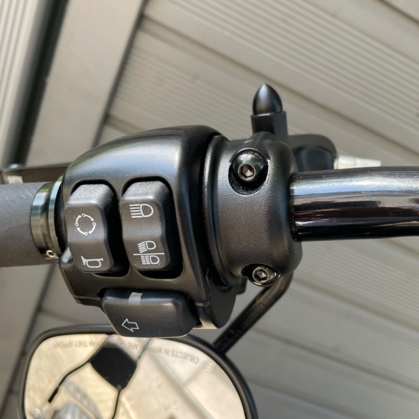 Schrauben für Lenkerarmaturen li + re (passend für HD) Schrauben für Lenkerarmaturen li + re (passend für HD)