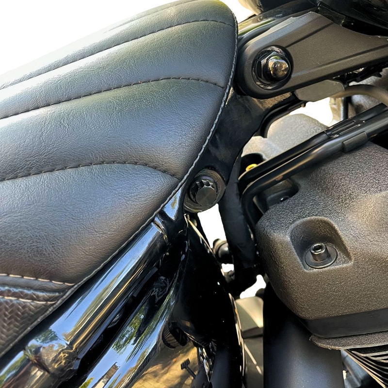 Titan Stoßdämpfer Halteschraube - pass. f. Softail ab 18