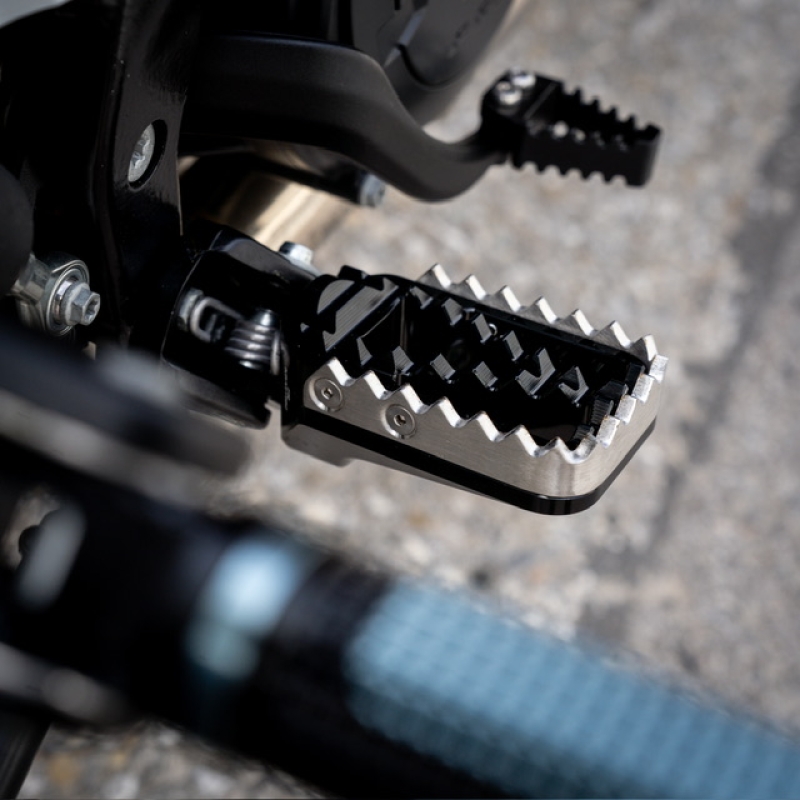 Enduro Fußrasten Set Fahrer | pass. f. Harley | mit ABE