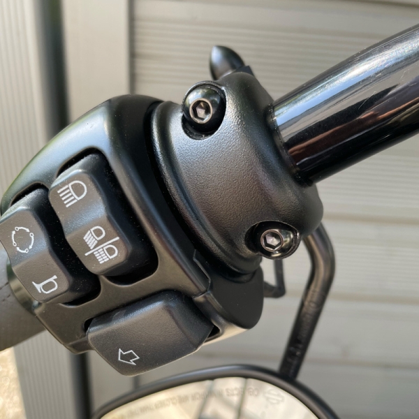Schrauben für Lenkerarmaturen li + re (passend für HD)